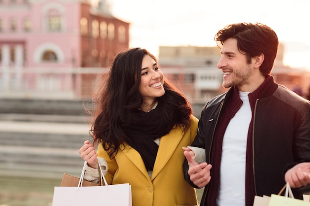 Gelukkig paar wandelen na het winkelen genieten van koele herfstdag