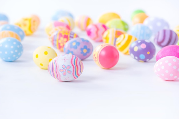 Gelukkig Paasdag kleurrijke eieren en wazig op witte achtergrond met kopie ruimte