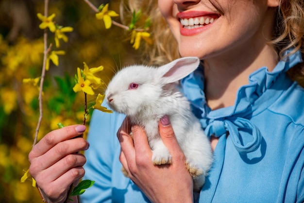 Gelukkig paaseieren jagen konijn op close-up vrouw mond achtergrond Alice in Wonderland