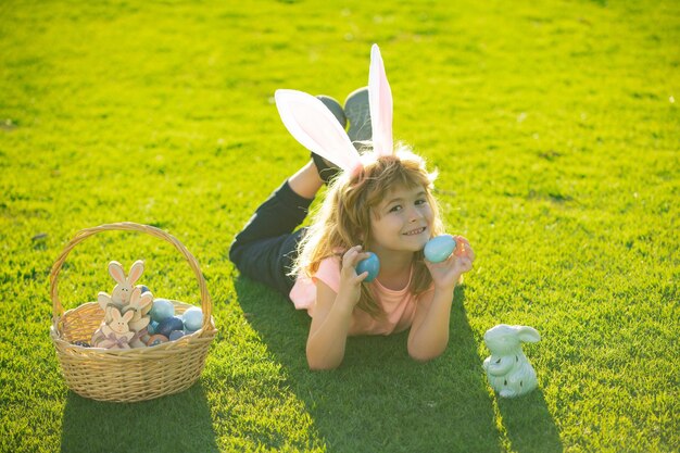 Gelukkig paashaas kind jongen lente kinderen vakantie concept