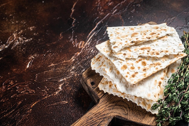 Gelukkig Pascha concept matzah op een houten bord Donkere achtergrond Bovenaanzicht Kopieer ruimte