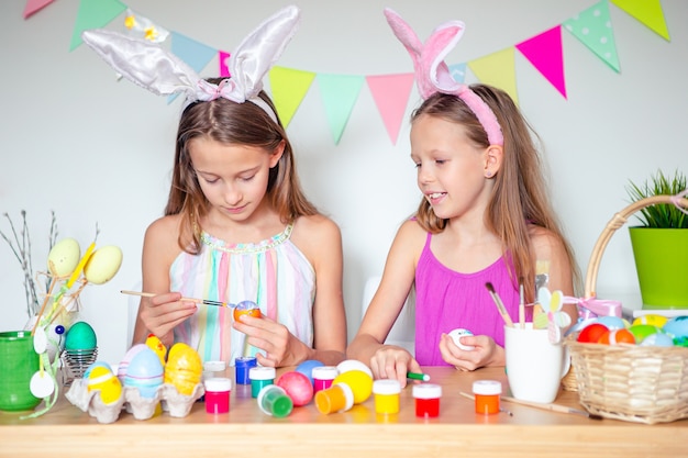 Gelukkig Pasen. Mooie kleine kinderen dragen bunny oren op Paasdag.