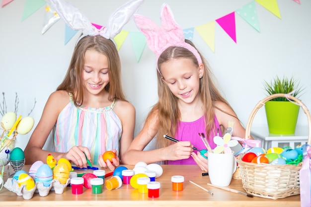 Gelukkig Pasen. Mooie kleine kinderen dragen bunny oren op Paasdag.