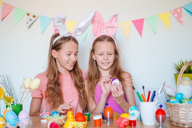 Gelukkig Pasen. Mooie kleine kinderen dragen bunny oren op Paasdag.