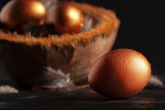 Gelukkig Pasen! Paaseieren op houten achtergrond