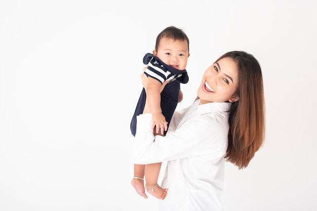 Gelukkig pasgeboren schattige baby en mooie moeder