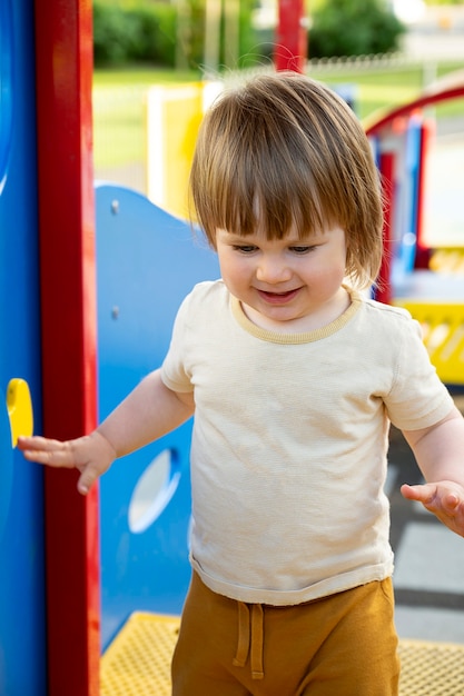 Gelukkig peuter, baby of kind op speelplaats. Spelend kind. Educatie, actief spelen buiten.