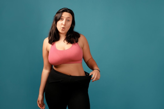 Gelukkig plus size positieve vrouw. Gelukkig lichaam positief concept. Ik hou van mijn lichaam. Aantrekkelijke overgewicht vrouw die zich voordeed op camera. Voor en na van dik naar slank concept