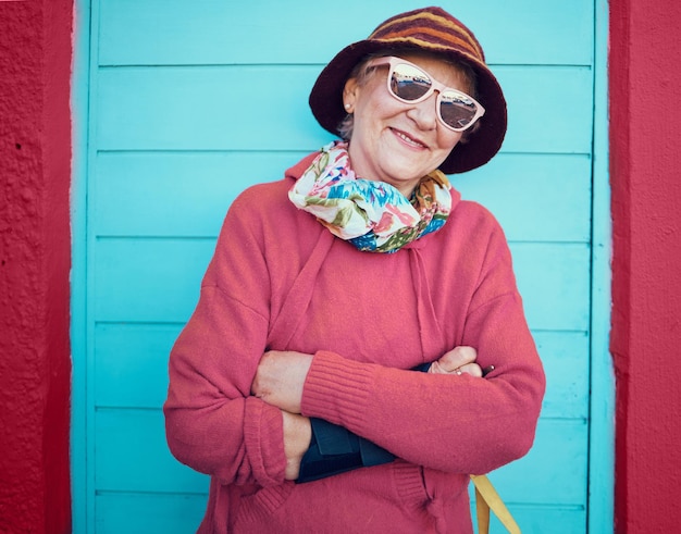 Gelukkig portret en stedelijke oudere vrouw op pensioen pensioen en vakantie wandeling pauze met zonnebril Ontspan reizen en geluk van senior persoon met glimlach klaar om de stad op vakantie te verkennen
