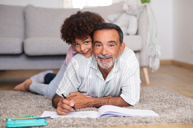 Foto gelukkig portugese opa en kleinzoon schetsen samen poseren thuis