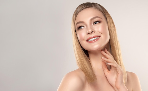 Foto gelukkig prachtig jong model met schone, frisse huid lacht op grote schaal cosmetology gezichtsverzorging en make-up