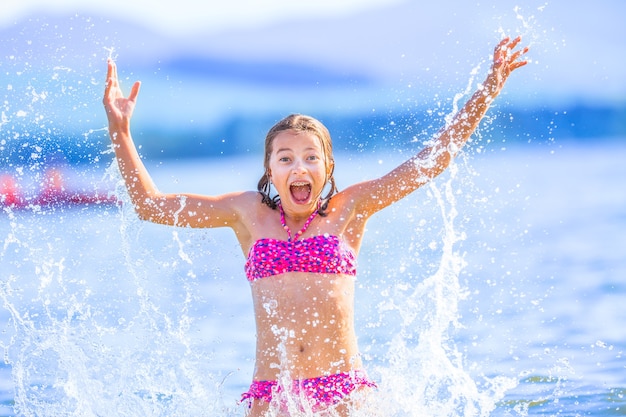 Gelukkig preteen meisje geniet van zomerwater en vakanties op vakantiebestemmingen