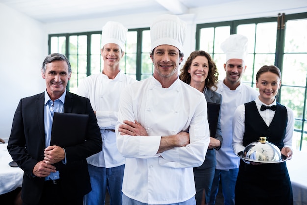 Gelukkig restaurantteam die zich in restaurant verenigen