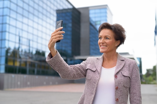 Gelukkig Rijpe Zakenvrouw Selfie Met Telefoon In De Stad