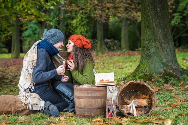 Gelukkig romantisch paar bij herfst