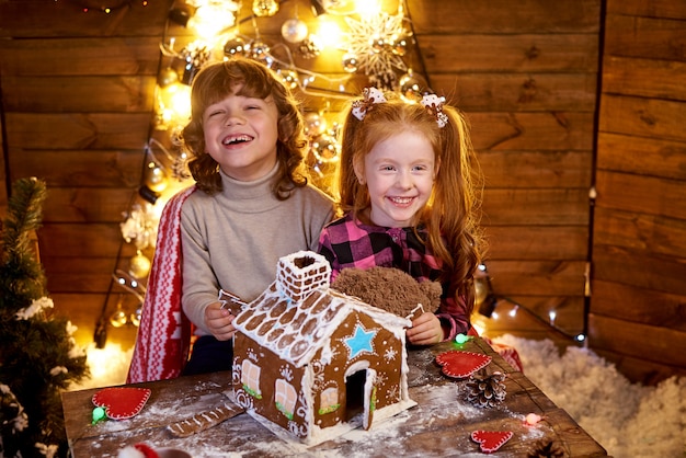 Gelukkig roodharigemeisje bij de lijst met kerstmispeperkoek.