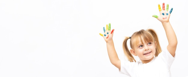 Gelukkig schattig klein meisje met kleurrijke geschilderde handen geïsoleerd op een wit onderwijsconcept