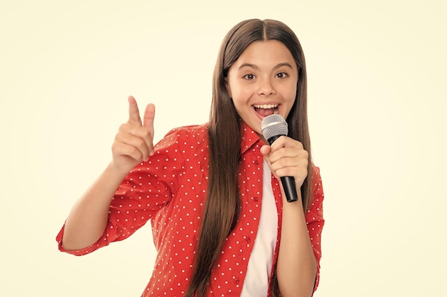 Gelukkig schattig tienermeisje zingen een lied op microfoon close-up portret van trendy modieuze meisje zingen karaoke portret van gelukkig lachend tienermeisje