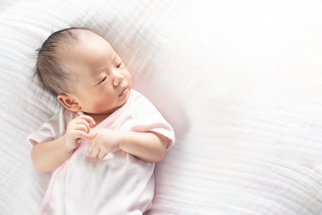 Gelukkig schattige baby meisje slapen in wieg. Klein kind met dag dutje in bed van de ouders