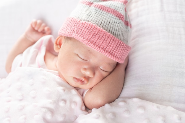 Gelukkig schattige baby meisje slapen in wieg. Klein kind met dag dutje in bed van de ouders