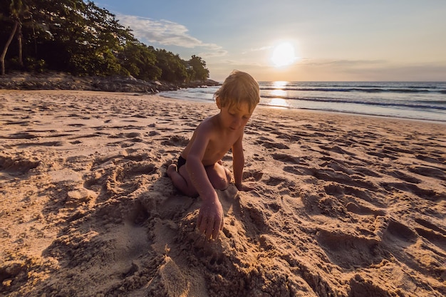 Gelukkig schattige jongen spelen op het strand