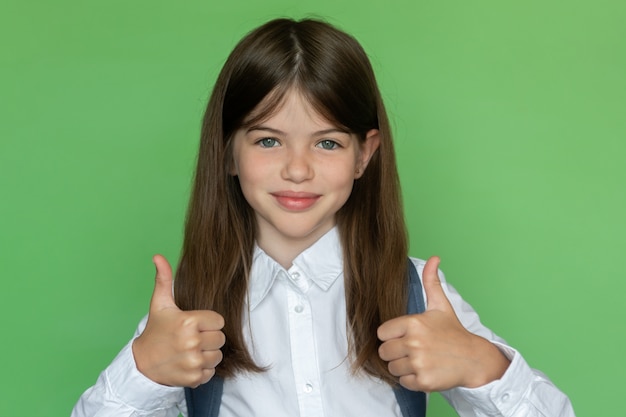 Foto gelukkig schoolmeisje duimen opdagen