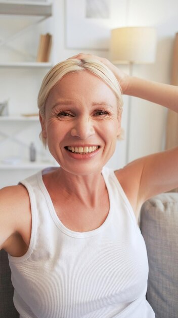 Gelukkig selfie positieve emotie lachende senior vrouw