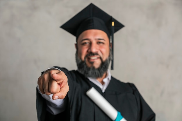 Foto gelukkig senior man die zijn master afrondt