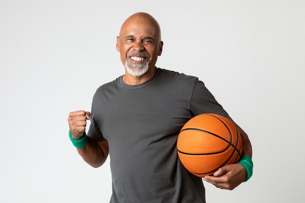 Gelukkig senior man met een basketbal