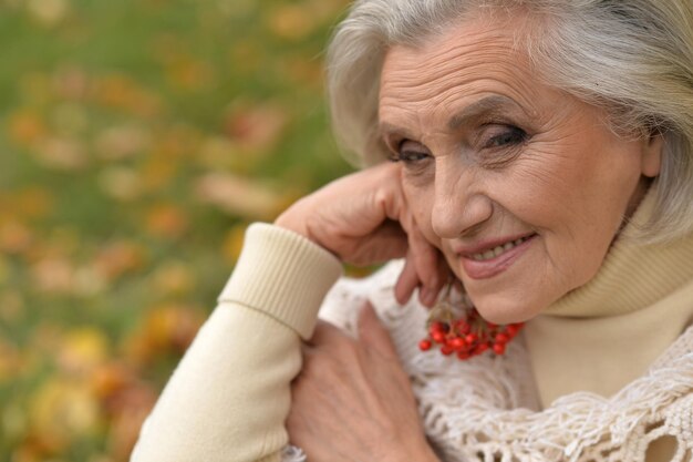 Gelukkig senior mooie vrouw met bessen