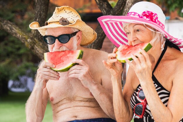 Gelukkig senior paar dat feest heeft in het zwembad