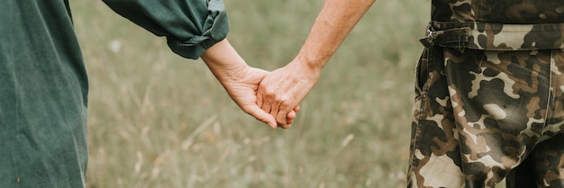 Gelukkig senior paar hand in hand handen van man en vrouw houden elkaar romantiek en liefde en steun in oudere familie anonieme man en vrouw reizen samen in de natuur platteland leven banner