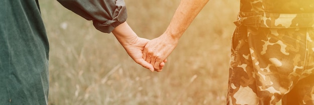 Gelukkig senior paar hand in hand handen van man en vrouw houden elkaar romantiek en liefde en steun in oudere familie man en vrouw reizen samen in de natuur platteland leven banner flare