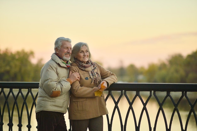 Gelukkig senior paar in de buurt van rivier