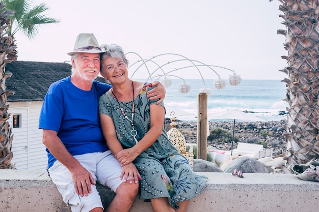 Gelukkig senior paar knuffelen met liefde en genieten samen van vrijetijdsbesteding in de buitenlucht