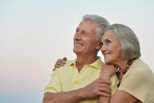 Gelukkig senior paar op een wandeling