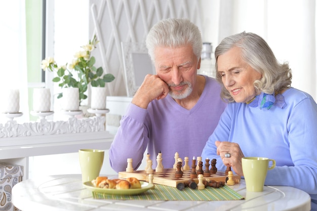 Gelukkig senior paar samen schaken