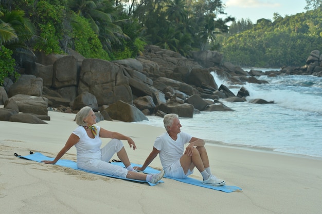 Gelukkig Senior paar trainen in de zomer aan de kust