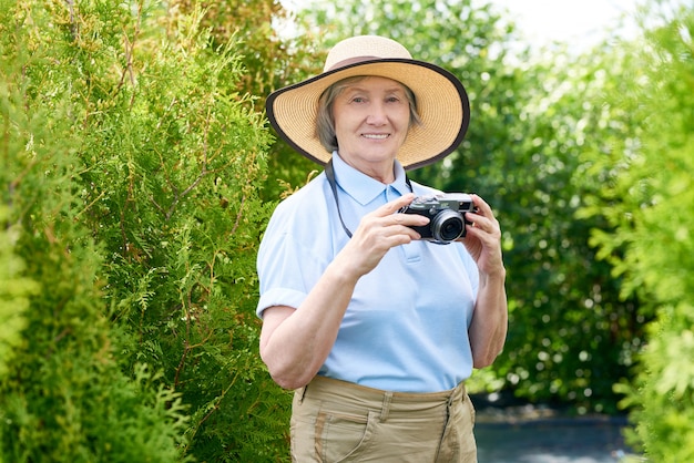 Gelukkig Senior vrouw fotograferen op vakantie