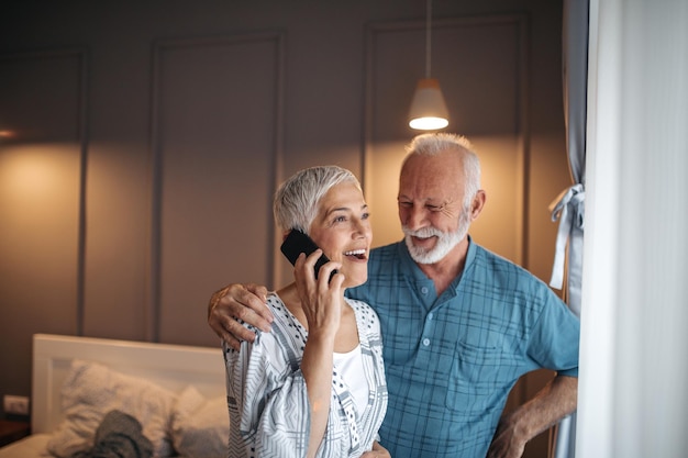 Gelukkig senior vrouw praten op een mobiele telefoon.