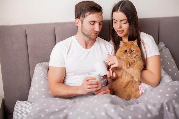 Gelukkig sensueel jong paar dat samen in bed ligt