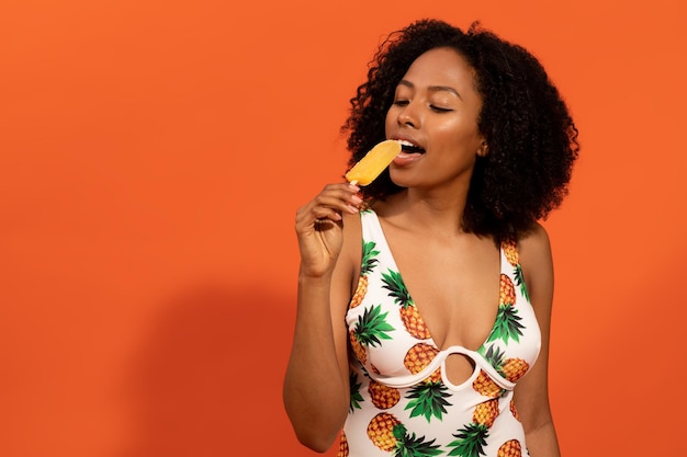 Gelukkig sexy jonge zwarte vrouw met ijs pop kopie ruimte