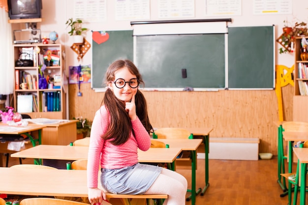 Gelukkig slim meisje in de klas