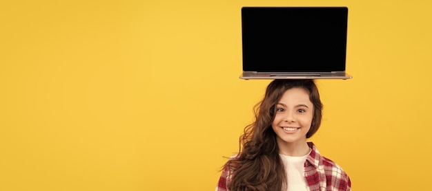 Gelukkig slim tienermeisje met laptop op hoofd die school online les presenteert Schoolmeisjesportret met laptop horizontale poster Bannerkoptekst met kopieerruimte