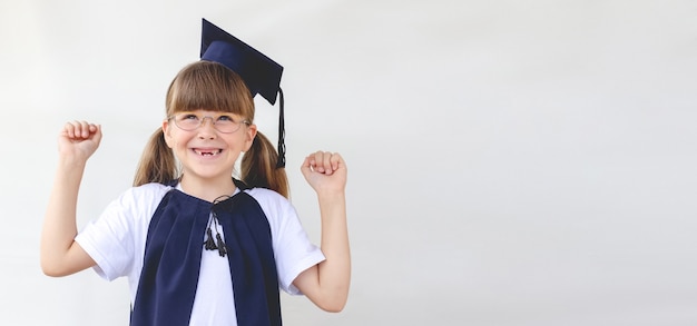 Gelukkig smily meisje in schooluniform met kopie ruimte