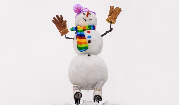 Gelukkig sneeuwpop in muts sjaal handschoenen op schaatsen prettige kerstdagen en gelukkig nieuwjaar wenskaart