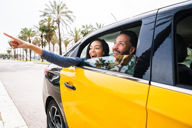 Gelukkig spaans latino-paar dat een taxi neemt