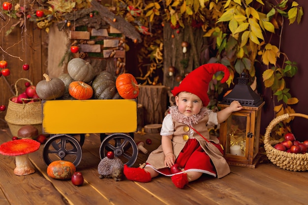 Foto gelukkig sprookjesachtig klein kabouterbabymeisje