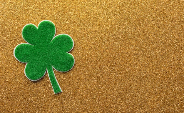 Foto gelukkig st. patrick's day decoratie concept gemaakt van shamrocks klaverblad op gouden achtergrond