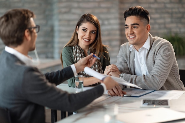 Gelukkig stel dat een ontmoeting heeft met de bankmanager die hij hen aanbiedt om een contract te ondertekenen